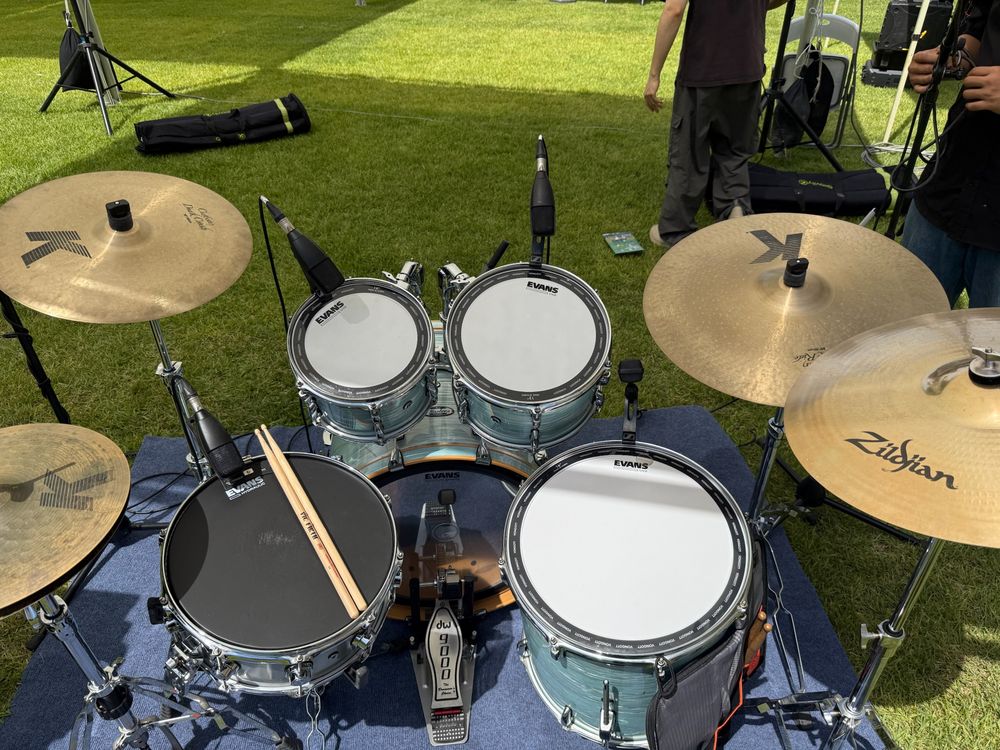 야외 무대에 세팅된 Pearl 드럼 세트와 Zildjian 심벌