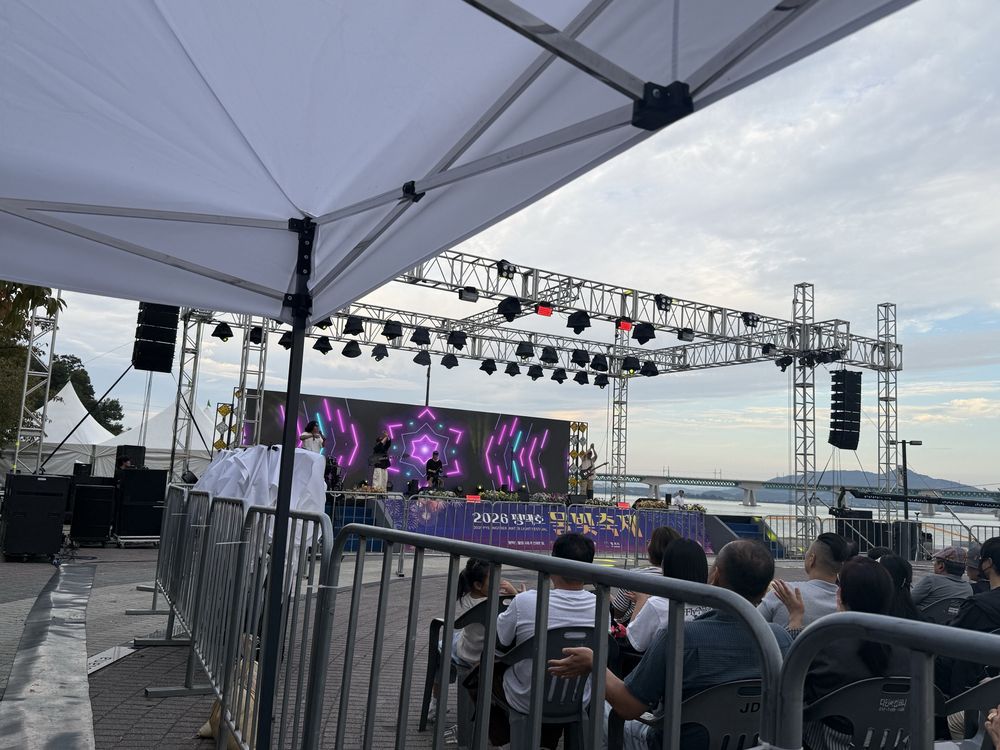 야외 축제 무대와 조명 트러스